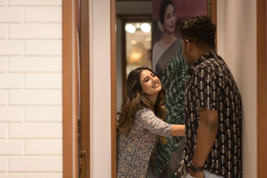 সামনে মুগ্ধ শোভন। এটাই হবে ষষ্ঠীর পোশাক। রুপোর পাঁচ পয়সার দুল, দু’ পয়সার চোকার। অভিনব গয়নায় মোহময়ী স্বস্তিকা।