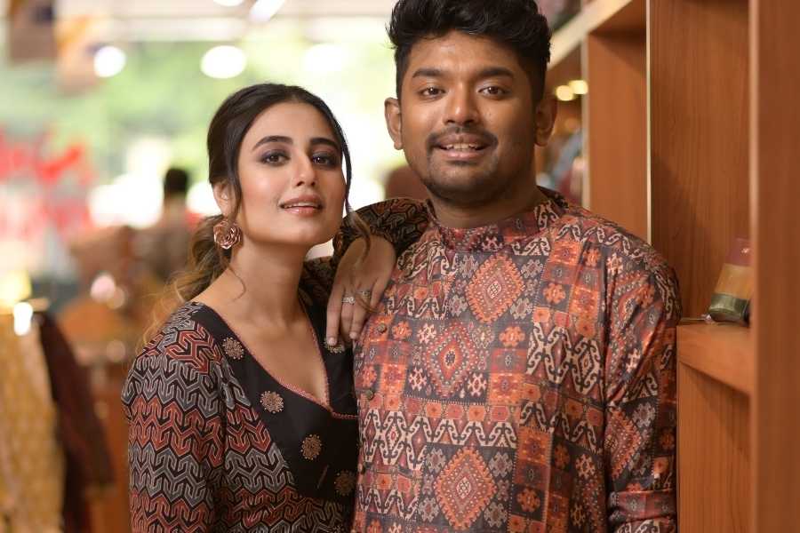 শেষ পর্যন্ত দু’জনেরই পছন্দে কেনা হল কালো-মেরুন আনারকলি। কানে তামার গোলাপ আকৃতির হালকা দুল। শোভনের পছন্দ কমলা-কালো পাঞ্জাবি। পছন্দের পোশাক পরেই চলল বাকি কেনাকাটা। 