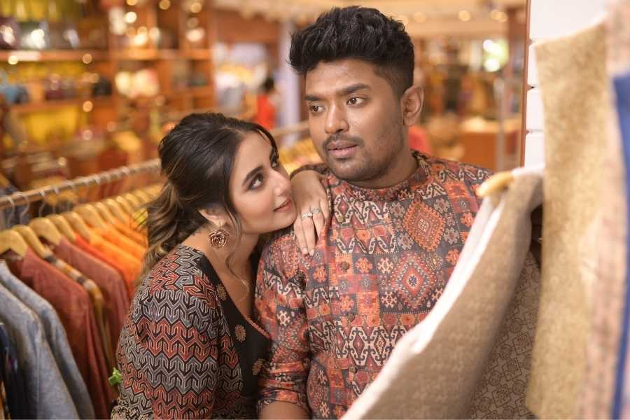 পাঞ্জাবির সঙ্গে জওহর কোট কেমন লাগবে? শোভনকে এই পোশাকে দেখতে পাবেন না। মন খারাপ তাঁর রাইয়ের। 