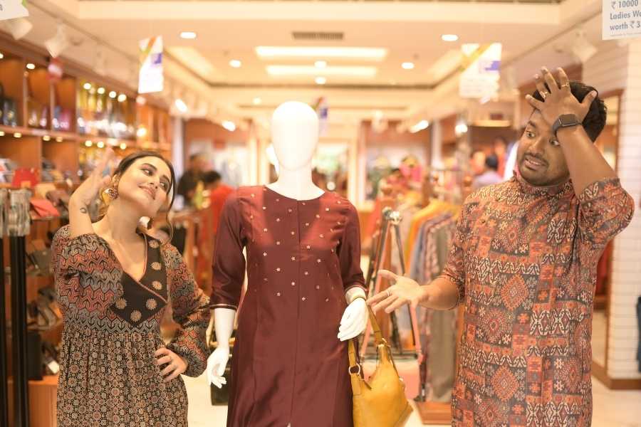 ম্যানিকুইনের সামনে স্বস্তিকার হঠাৎ মজায় অবাক শোভন। 