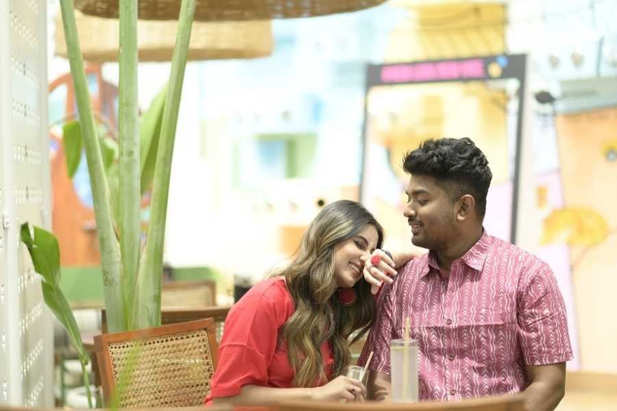 শপিং শেষে খাওয়াদাওয়ার পালা। হপ্পিপোলায় মকটেল আর প্রন ককটেল সামনে নিয়ে ঝগড়া, মান-অভিমান, আদরে-সোহাগে কিছু ক্ষণ। 