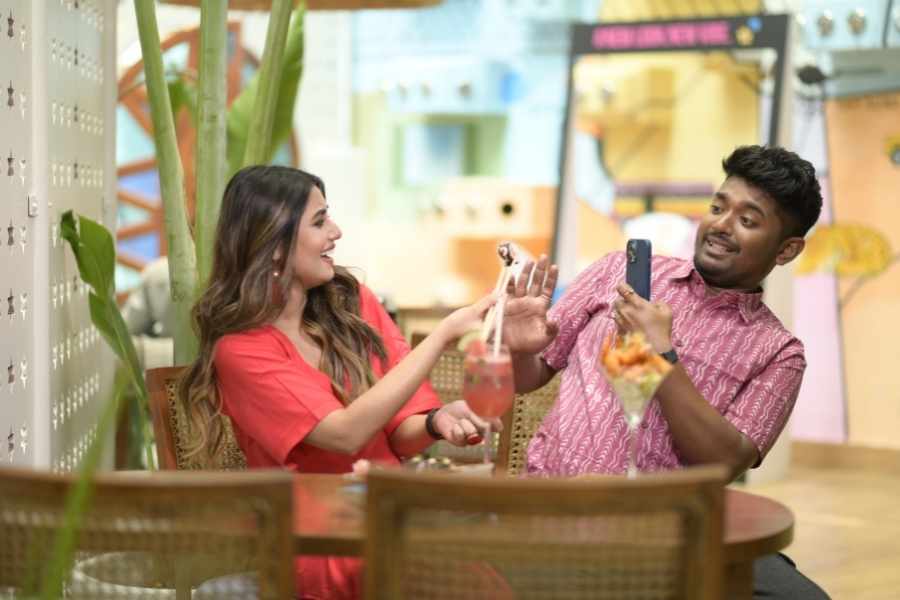 লক্ষ্মী পুজোর পরে আবার দেখা হবে দু’জনের। একসঙ্গে উড়ে যাবেন তাইল্যান্ডের এক নির্জন গ্রামে। পুরো এলাকায় জনবসতির কোনও চিহ্ন নেই।