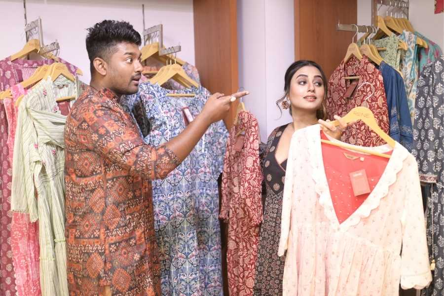 ড্রেস তো হল। এ বার কুর্তি দেখা যাক। শোভনের প্রিয় নীল রং। উৎসবের মরসুমে স্বস্তিকার পছন্দ রেড-বেজের কম্বিনেশন। 