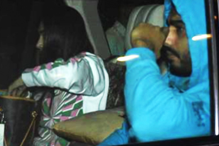 ‘বান্ধবী’র সঙ্গে গাড়িতে অর্জুন।