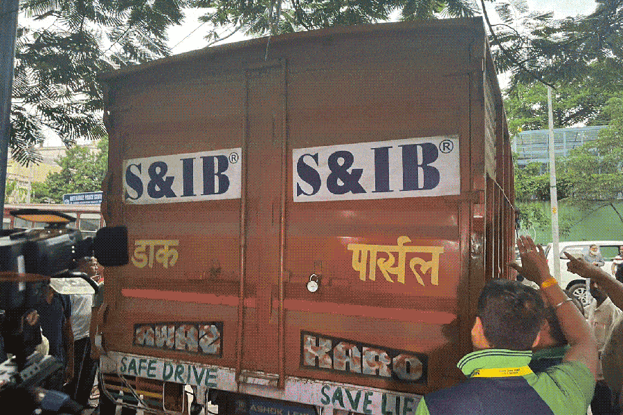 ১১ কোটি টাকা উদ্ধার! গার্ডেনরিচের ব্যবসায়ী আমির খানের বাড়ি ও অফিসে সকাল থেকে তল্লাশি চালাচ্ছে ইডি