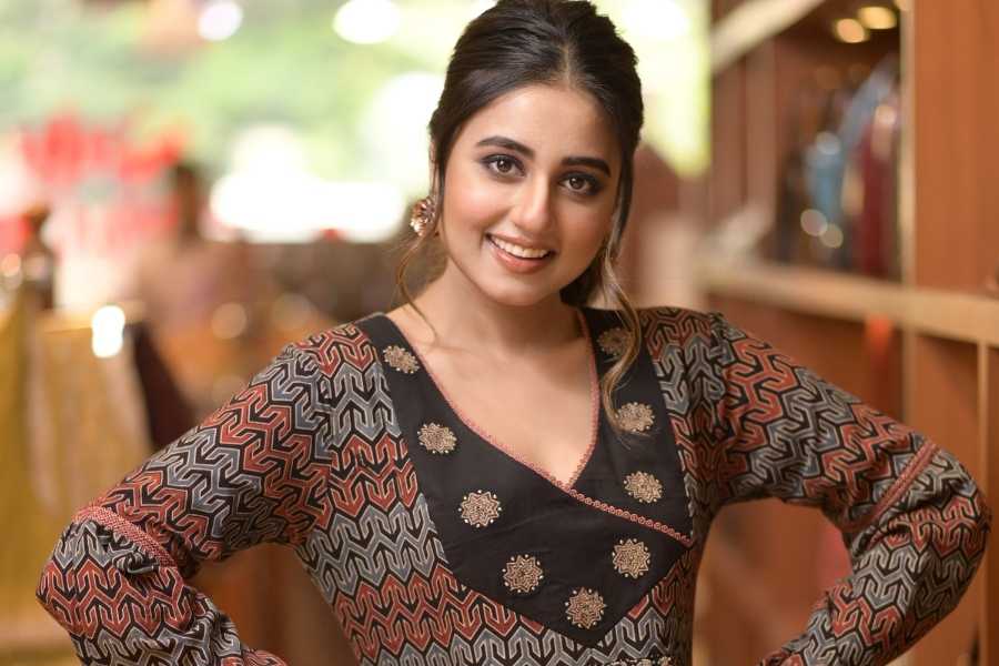 এক নবমীতে বন্ধুর বাড়িতে প্রথম দেখা, নাড়ু পছন্দ দু’জনেরই। সামনে বাটিতে পড়ে একটা মাত্র নাড়ু। সেই নাড়ুর ভাগাভাগির হাত ধরেই শুরু শোভন-স্বস্তিকার মিষ্টি প্রেম।