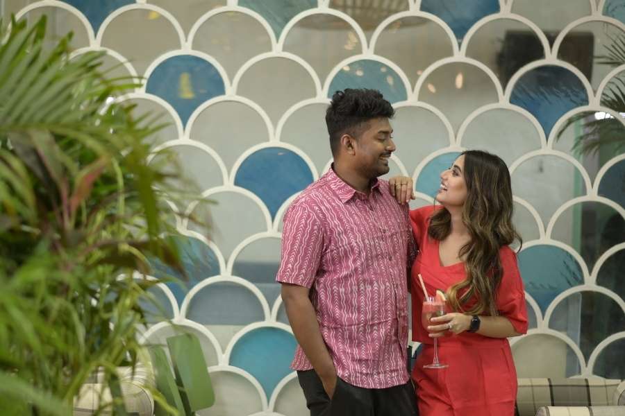 “আমাদের প্রেমটা একেবারে পুজোর প্রেম। টিপিক্যাল বাঙালি বাড়ির ছেলেমেয়েরা যে ভাবে পুজোর সময়ে প্রেমে পড়ে, আমাদের ভালবাসাও সে ভাবেই শুরু হয়েছিল।”