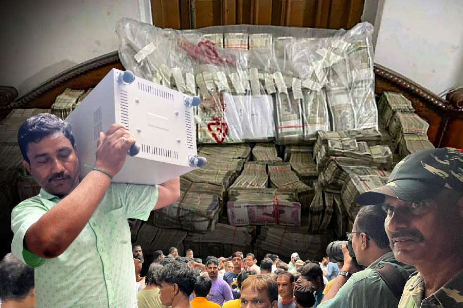 গার্ডেনরিচের পরিবহণকর্মী আমির খানের বাড়ি, নিউটাউনের অফিস-সহ অন্যান্য অঞ্চলে তল্লাশি চালিয়ে কোটি কোটি টাকা উদ্ধার করল এনফোর্সমেন্ট ডিরেক্টরেট (ইডি)-এর আধিকারিকরা। টাকা নিয়ে যাওয়ার জন্য আনা হল একটি ট্রাক। সেই ট্রাকে মোট ১০টি সিন্দুক আছে বলে জানা গিয়েছে।