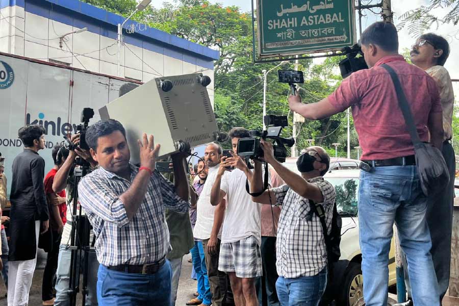 শনিবার তল্লাশি অভিযানের সময় একাধিক ভুয়ো অ্যাকাউন্টের খোঁজ পাওয়া গিয়েছে বলে প্রেস বিজ্ঞপ্তিতে জানিয়েছে ইডি। এই বিষয়ে আরও তদন্তের প্রয়োজন বলে জানানো হয়েছে ইডির সূত্রে।