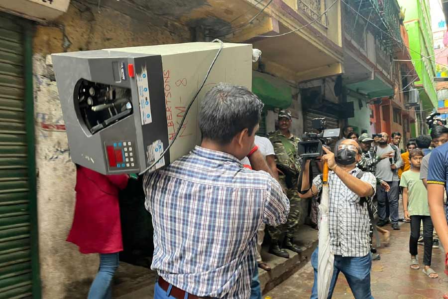 শনিবার শহরে ফের টাকা উদ্ধারের ঘটনা ঘটায় শোরগোল পড়ে গিয়েছে রাজ্য জুড়ে। আমিরদের মাথায় কোনও রাজনৈতিক প্রভাবশালীর হাত আছে কি না, তা নিয়েও জল্পনা শুরু হয়েছে।