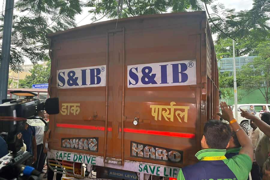 এই বিপুল টাকার মালিক কে, তা নিয়ে ধন্দ তৈরি হয়েছে ইডি আধিকারিকদের মধ্যেও। এই বিষয়ে সন্তোষজনক উত্তর দিতে পারেননি আমির খান। দেখাতে পারেননি প্রয়োজনীয় নথিও। বিপুল অর্থের উৎস জানতে আরও তদন্তের প্রয়োজন বলে জানানো হয়েছে ইডির তরফে।