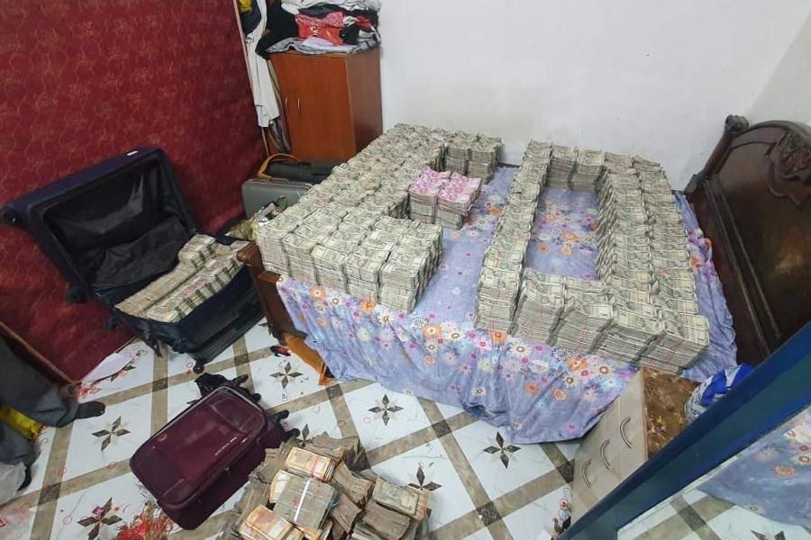 আমিরের দোতলা বাড়ির একটি ঘরের খাটের তলায় অসংখ্য প্লাস্টিকের থলিতে ভরা ছিল থরে থরে নোটের বান্ডিল। তাতে ৫০০ এবং ২০০০ টাকার নোট রাখা ছিল।