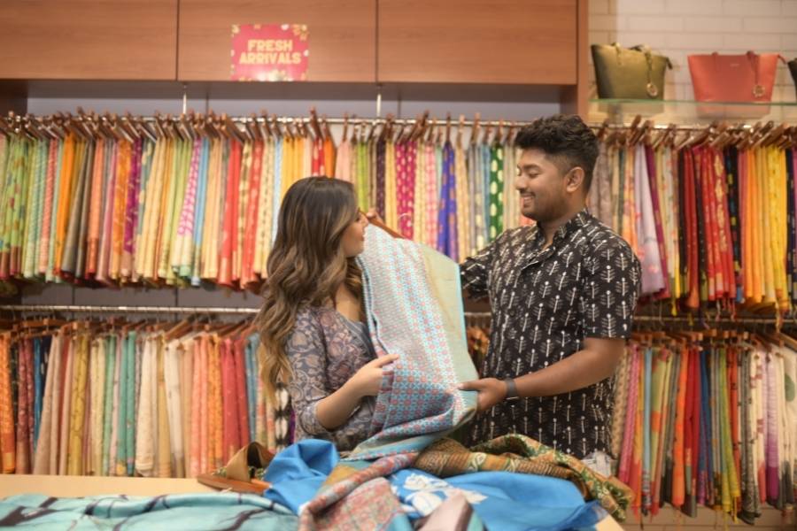 দূরে কাটবে তো কী,  শোভনের পুজোর পোশাকও আজই ঠিক করতে হবে।  ব্লক প্রিন্টের কালো শার্ট, সঙ্গে ডেনিম। ষষ্ঠীর দিন এই পোশাকই পরবেন শোভন। 