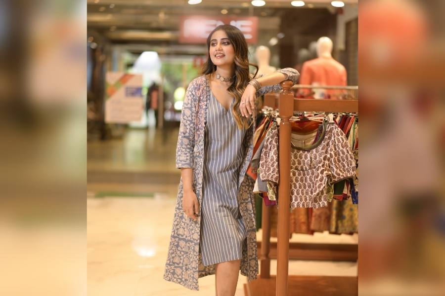 স্বস্তিকার পছন্দ করা পোশাকে খুশি শোভনও। জুটিতে কেমন দেখাবে? তারও ট্রায়াল হল দেদার। 