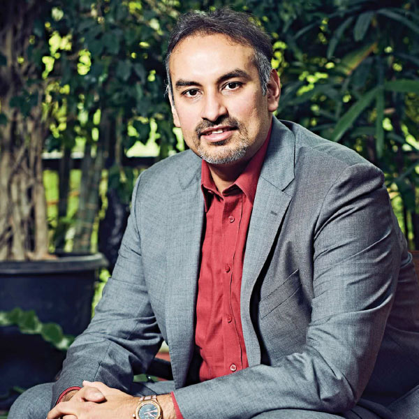 নমিত মুম্বইতে বড় হন। জাসুদবেন এম এল স্কুল থেকে পড়াশোনা শেষ করার পর থেকে তিনি মুম্বইয়ের ‘এইচ আর কলেজ অব কমার্স অ্যান্ড ইকনমিক্স’ থেকে বাণিজ্যে স্নাতক হন।