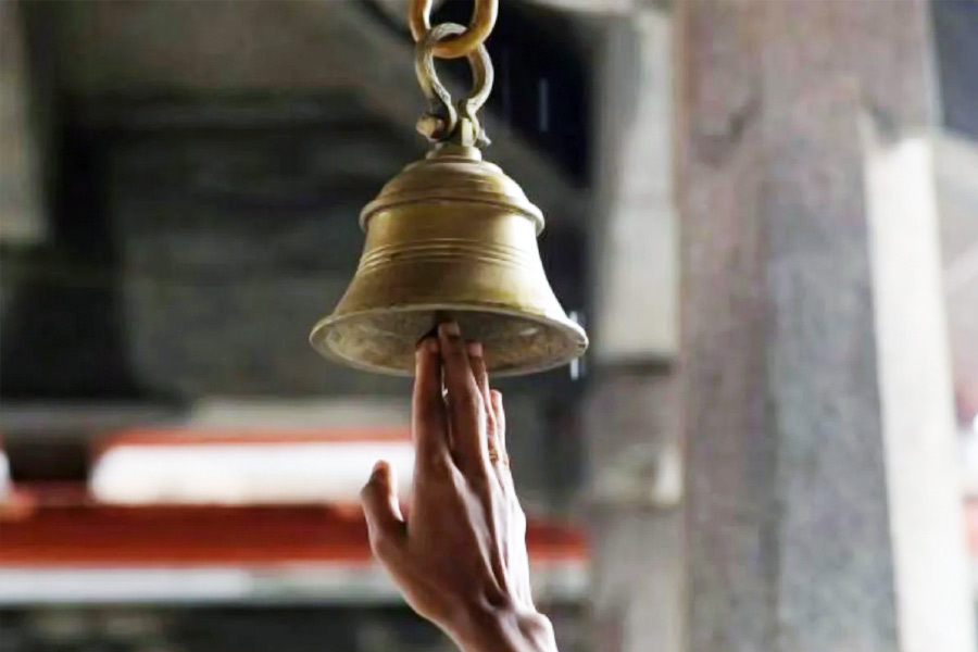 পরিকল্পনা অনুযায়ী স্বামী সুরিন্দরকে চিন্তপূর্ণি মন্দিরে পূজো করতে যাওয়ার জন্য জোরাজুরি করেন।