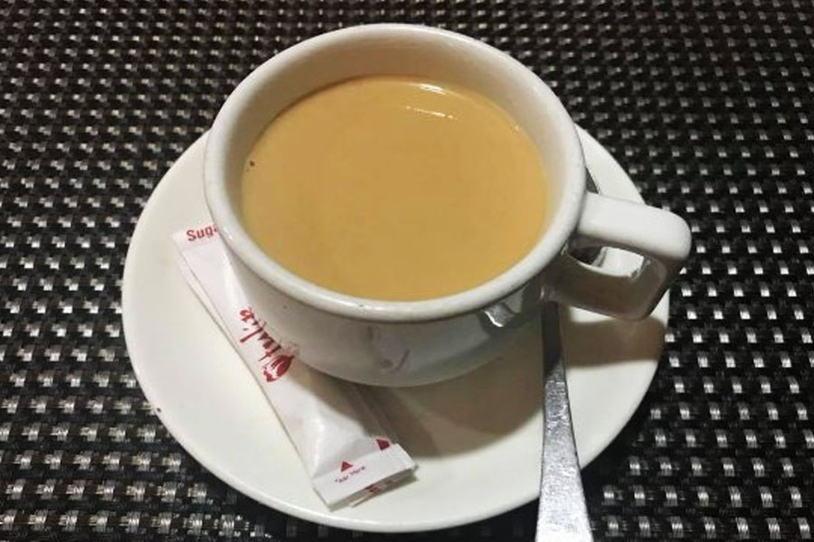 হোটেলে চা খাওয়ার সময় সুরিন্দরের চায়ে মাদক মিশিয়ে দেন নারিন্দর। সেই চা খাওয়ার কিছু ক্ষণের মধ্যেই  সুরিন্দর অজ্ঞান হয়ে পড়েন। 