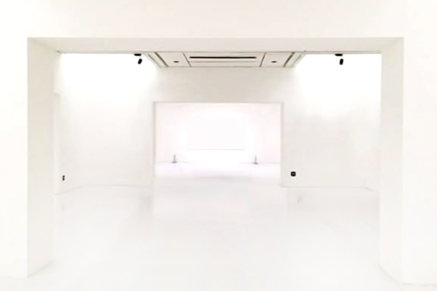 শৌচালয়েও সাদা কাপড় পেতে রাখার নিয়ম রয়েছে। বন্দিদের সবসময় সাদা রঙের জামাকাপড় পরতে হয়।