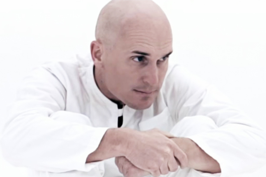 হাঁটাচলার সময় পায়ের শব্দ এড়ানোর জন্য বন্দি-সহ জেলের সকলেই মোটা শোলের জুতো পরেন।