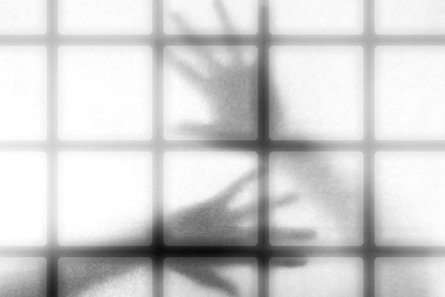 বন্দিরা যেন স্পর্শের অনুভূতিটুকুও না পান, তার জন্য ঘরে থাকা প্রতিটি জিনিসের তলগুলি মসৃণ বানানো হয়। এই সম্পূর্ণ প্রক্রিয়ার নাম ‘হোয়াইট রুম টর্চার’।