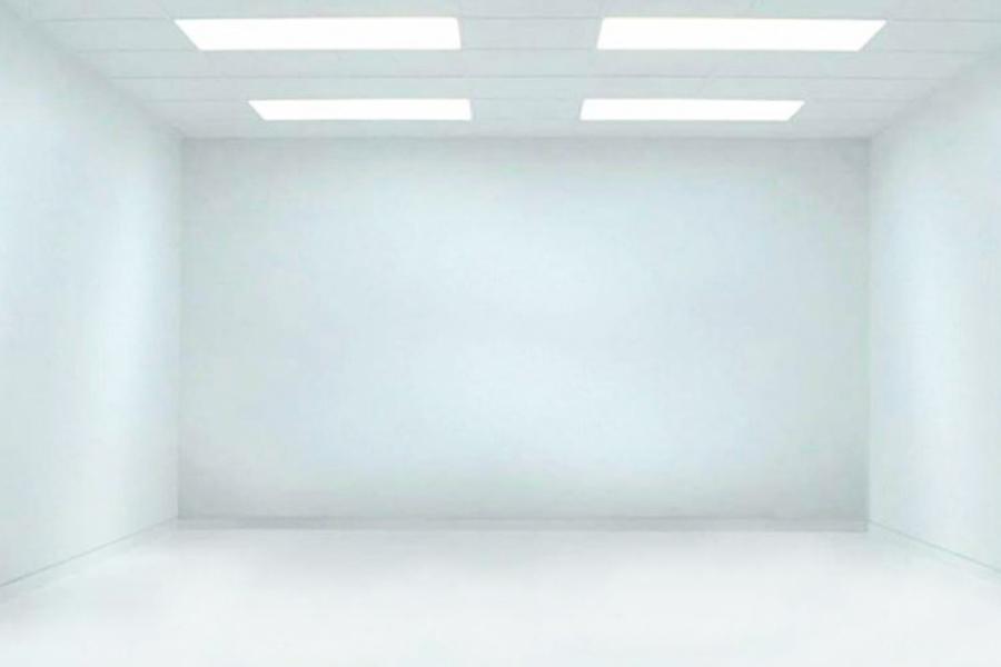 ইরানের এক সাংবাদিক ইব্রাহিম নাবাভি এই জেলে বন্দি ছিলেন। এক সাক্ষাৎকারে ‘হোয়াইট রুম টর্চার’-এর অভিজ্ঞতা জানতে চাওয়া হলে তিনি জানান, সেই ঘরে থাকা তাঁর জীবনের এক ভয়ঙ্করতম অধ্যায়। জানান, ওই ঘরে টানা কিছু দিন থেকে মানসিক ও শারীরিক ভাবে দুর্বল হয়ে পড়েছিলেন।