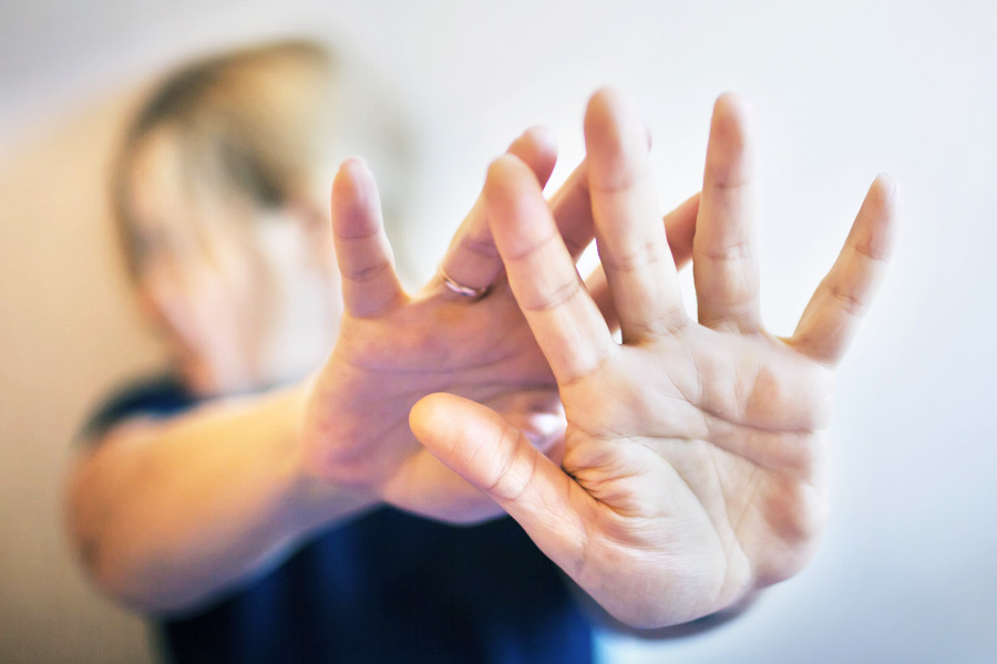 আরও এক বন্দি জানান, কয়েক মাস ‘হোয়াইট রুম’-এ থাকার পর তিনি মানসিক অবসাদে ভুগতে শুরু করেন। চোখের সামনে ভুল জিনিস দেখা, ঘুমের সমস্যায় ভোগেন বন্দিদের সকলেই।