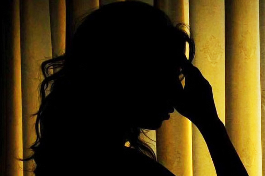 এমন পরিস্থিতিও দাঁড়ায়, যখন বন্দিরা নিজের পরিচয়ই ভুলে যান। আপনজনকেও চিনতে পারেন না। সেই সময় বন্দিদের মিথ্যা কথা বললেও তাঁরা তা বিশ্বাস করে ফেলেন।