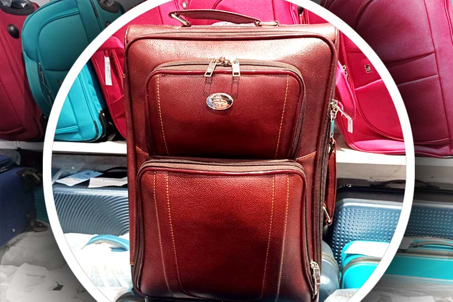 চামড়ার ট্রলি ব্যাগ, ৫৮৫০ টাকা।