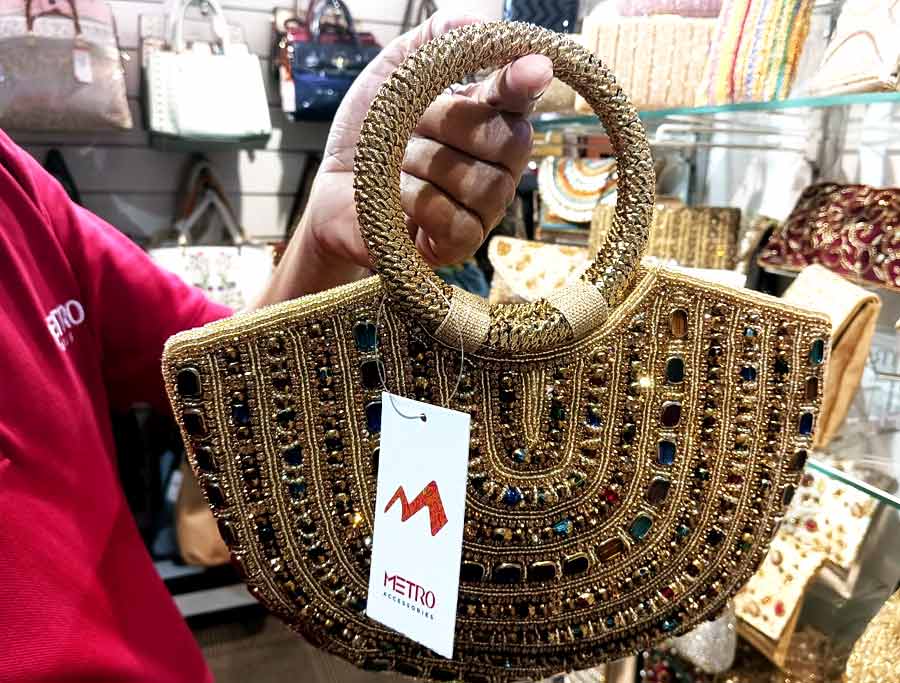 চুড়ি বা ব্যাঙ্গেল ব্যাগ, দাম ২৯৯০ টাকা।