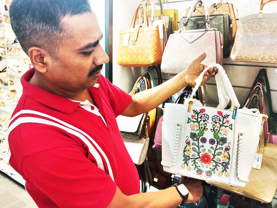 হ্যান্ডপ্রিন্টেড বাটিক ব্যাগ, দাম ৩২৯০ টাকা। 