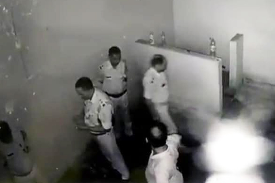 লক-আপে পুলিশকর্মীরা।