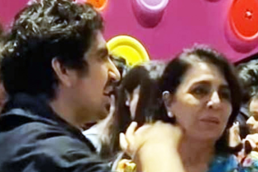 বিশেষ স্ক্রিনিংয়ে ছেলে-বৌমার একসঙ্গে প্রথম কাজ খুঁটিয়ে খুঁটিয়ে দেখেছেন নীতু।