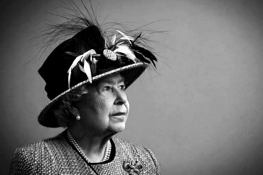 গত বৃহস্পতিবার ৯৬ বছর বয়সে প্রয়াত হয়েছেন রানি দ্বিতীয় এলিজাবেথ। হাতবদল হয়েছে ক্ষমতা। হাতবদল হয়েছে সম্পত্তি। এমনকি কোহিনুরও। এ বার রানির প্রয়াণে বদলাতে চলেছে ব্রিটেনের নোট। হিসাব বলছে, কয়েকশো কোটি পাউন্ডের নোট আর কয়েন এ বার বদলে ফেলতে হবে ব্রিটেনকে। কারণ সেগুলিতে রয়েছে রানির প্রতিকৃতি।