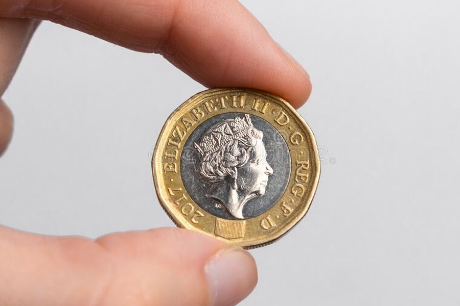৭০ বছর ধরে ব্রিটিশ যুক্তরাজ্যের মুদ্রায় বিরাজ করেছেন রানি দ্বিতীয় এলিজাবেথ। তাঁর বয়স বেড়েছে, সেই অনুযায়ী মুদ্রায় বদলেছে তাঁর প্রতিকৃতি।