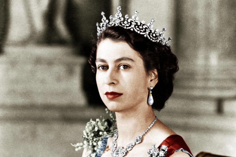 ১৯৫২ সালে অভিষেক হয় রানির। ১৯৫৩ সাল থেকে ব্রিটিশ যুক্তরাজ্যের কয়েনে রয়েছেন রানি। তাঁর পাঁচ রকম প্রতিকৃতি দিয়ে পাঁচ ধরনের কয়েন তৈরি হয়। তখন থেকেই মুদ্রায় স্থান রানি দ্বিতীয় এলিজাবেথের।