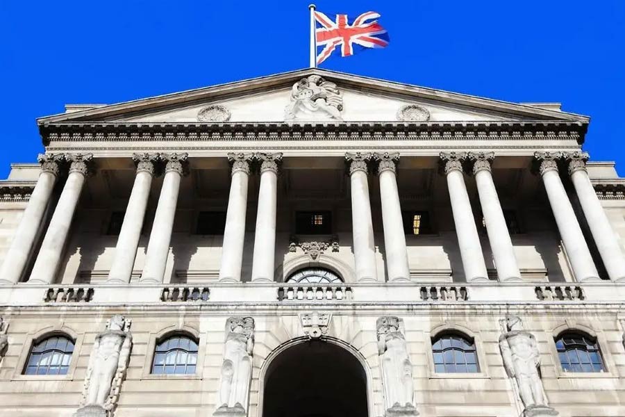 ব্রিটেনে নোট ছাপার দায়িত্বে ব্যাঙ্ক অব ইংল্যান্ড। আর মুদ্রা তৈরি করে রয়্যাল মিন্ট (টাঁকশাল)। এ বার তাদের সামনে গুরুদায়িত্ব। রানির প্রতিকৃতি দেওয়া মুদ্রা আর নোট বাজার থেকে তুলে নিতে হবে। পরিবর্তে রাজা তৃতীয় চার্লসের প্রতিকৃতি দেওয়া নতুন মুদ্রা আর নোট ছাপিয়ে তা চালু করতে হবে।