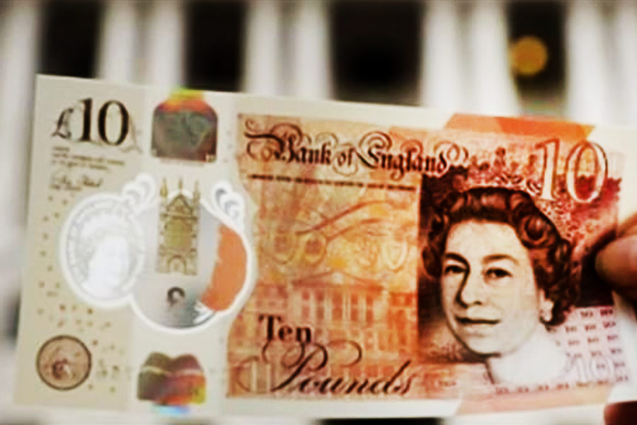 ব্রিটেনের কেন্দ্রীয় ব্যাঙ্ক জানিয়েছে, সে দেশে এখন রানির ছবি ছাপা ৪৭ লক্ষ নোট চালু রয়েছে, যার আর্থিক মূল্য ৮২০০ কোটি পাউন্ড। ভারতীয় মুদ্রায় যা প্রায় সাত লক্ষ ৫৬ হাজার ৭৩২ কোটি টাকা।