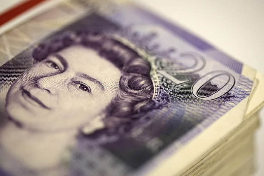 রয়্যাল মিন্ট জানিয়েছে, রানির প্রতিকৃতি বসানো ২,৯০০ কোটি মুদ্রা চালু রয়েছে ব্রিটেনে।