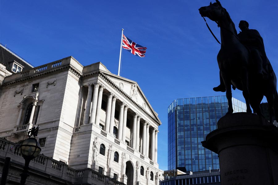 কেন্দ্রীয় ব্যাঙ্ক এবং টাঁকশালের তরফে জানানো হয়েছে, রাতারাতি এই বিপুল পরিমাণ মুদ্রা এবং নোট বাজার থেকে তুলে নেওয়া হবে না। তা সম্ভবও নয়। বরং ধীরে ধীরে নতুন মুদ্রা এবং নোট বাজারে ছাড়া হবে। পুরনো এবং নতুন নোট ও মুদ্রার সহাবস্থান চলবে তখন। তার পর আবার ধীরে ধীরে রানির প্রতিকৃতি বসানো নোট ও মুদ্রা বাজার থেকে তুলে নেওয়া হবে।