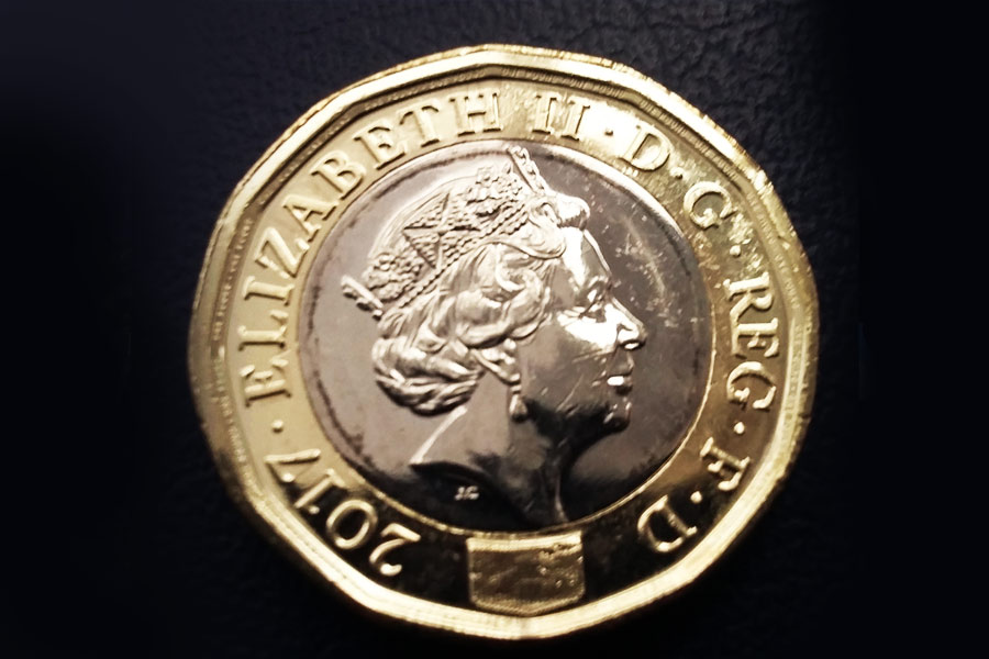 এই একই প্রক্রিয়া ঘটেছিল ২০১৭ সালে। তখন ব্রিটেনে এক পাউন্ডের গোলাকার মুদ্রার পরিবর্তে ১২ ধার-বিশিষ্ট নতুন এক পাউন্ডের মুদ্রা চালু করেছিল রয়্যাল মিন্ট। ছ’মাস ধরে ধীরে ধীরে বাজারে ছাড়া হয়েছিল নতুন মুদ্রা। পাশাপাশি তুলে নেওয়া হচ্ছিল পুরনো গোলাকার মুদ্রা। ছ’মাস পর বাজার থেকে পুরোপুরি তুলে নেওয়া হয় পুরনো মু্দাটি।