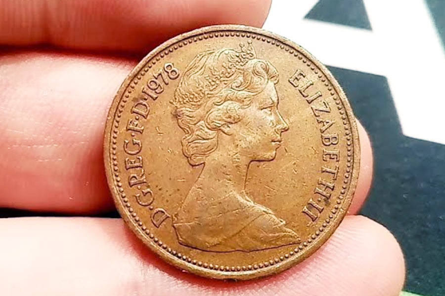 নিজেদের ওয়েবসাইটে একটি বিবৃতি দিয়ে রয়্যাল মিন্ট জানিয়েছে, রানির প্রতিকৃতি বসানো পুরনো কয়েন এখনই বাতিল হচ্ছে না। তা বাজারে চালু থাকবে। প্রয়োজন হলে শোকপালন চলাকালীন রানির প্রতিকৃতি দেওয়া মুদ্রা নতুন করে তৈরিও করা হবে।