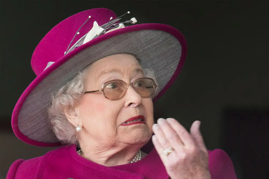 একই ভাবে ব্যাঙ্ক অব ইংল্যান্ড বিবৃতি দিয়ে জানিয়েছে, রানি দ্বিতীয় এলিজাবেথের ছবি ছাপা নোট বৈধ থাকবে। এখনই তা বাতিল হওয়ার সম্ভাবনা নেই। রাষ্ট্রীয় শোকপালন শেষ হওয়ার পর নতুন নোট তৈরি নিয়ে তারা পরিকল্পনা গ্রহণ করবে।