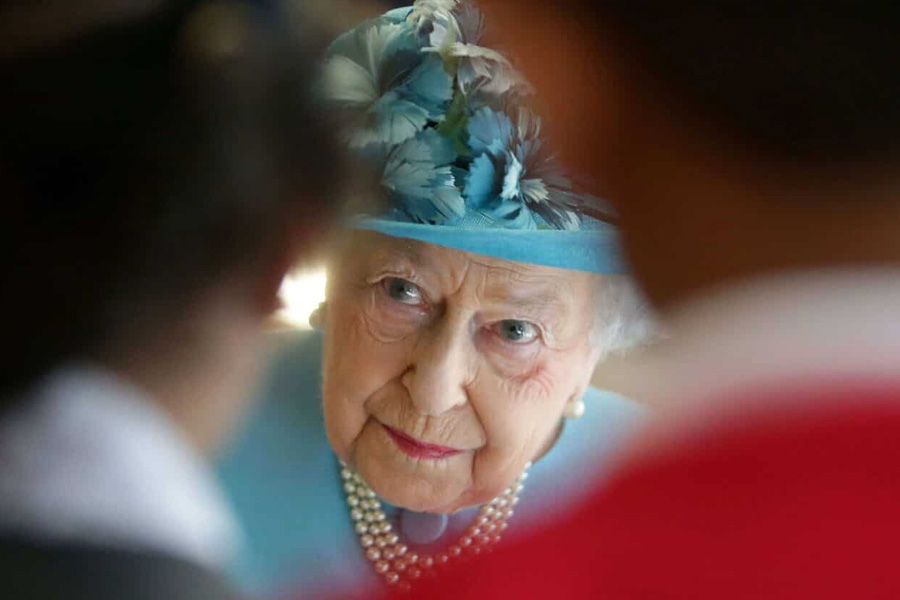 শুধু ব্রিটেন নয়, কমনওয়েলথ সদস্যভুক্ত ৫৪টি দেশের কিছু মুদ্রা বা নোটেও রয়েছে রানির প্রতিকৃতি। এ বার তারা কী করবে, সেটাও প্রশ্ন।