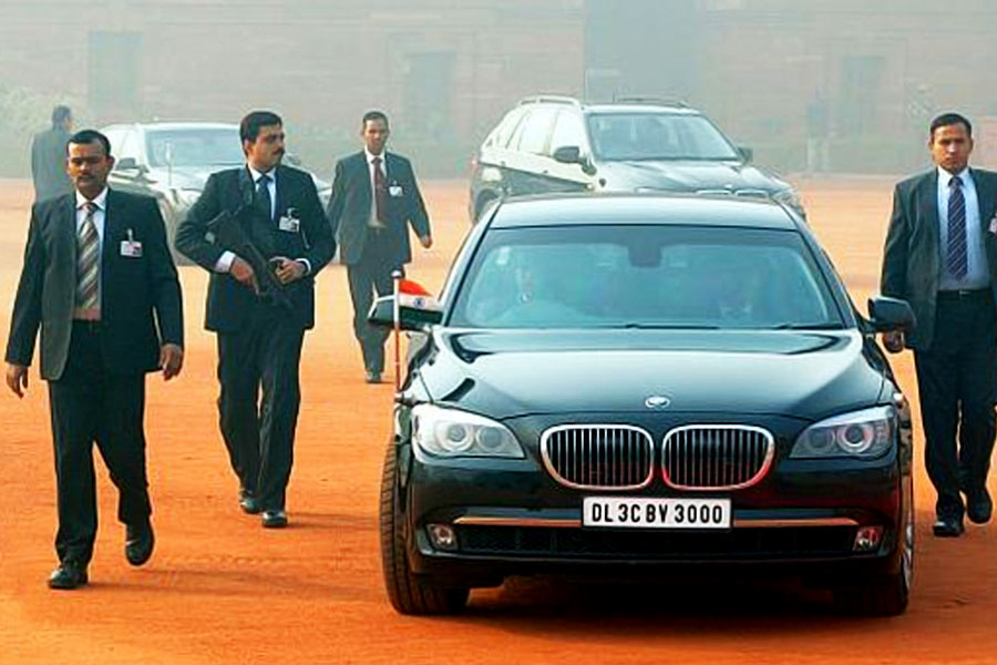 প্রধানমন্ত্রীর নিরাপত্তা বেষ্টনীর তৃতীয় সারিতে থাকে ‘ন্যাশনাল  সিকিউরিটি গার্ড’ (এনএসজি)। চার নম্বর সারিতে থাকেন বিভিন্ন  রাজ্যের পুলিশ আধিকারিকরা। যখন প্রধানমন্ত্রী কোনও রাজ্যে যান,  সেই রাজ্যের পুলিশ আধিকারিকরা ওই চার নম্বর সারিতে থাকেন। 