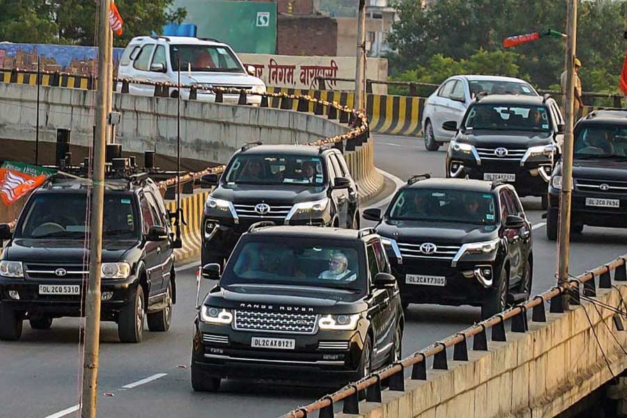 নিরাপত্তা বেষ্টনীর পঞ্চম সারিতে থাকে পুলিশ ও কমান্ডোদের  নিয়ে সজ্জিত অত্যাধুনিক প্রযুক্তির গাড়ি। যদি কখনও প্রধানমন্ত্রীর  কনভয়ে  হামলা চালানো হয়, তা মোকাবিলা করতে সক্ষম ওই  গাড়িগুলি। এমনকি, রাসায়নিক ও জৈবিক হামলা প্রতিরোধেও  পারদর্শী ওই গাড়িগুলি। 