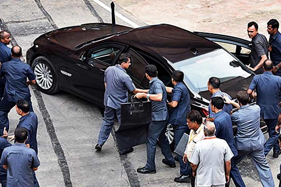  ‘বুলেটপ্রুফ বিএমডব্লিউ ৭’ গাড়িতে চড়েন দেশের বর্তমান  প্রধানমন্ত্রী নরেন্দ্র মোদী। প্রধানমন্ত্রীর গাড়ির মতো দেখতে আরও দু’টি  গাড়ি থাকে কনভয়ে। আদতে প্রধানমন্ত্রীর গাড়ি কোনটি, সেটি যাতে  বুঝতে না পারেন আততায়ীরা, সেই কারণেই প্রধানমন্ত্রীর গাড়ির মতো  দেখতে দু’টি গাড়ি রাখা হয়। 