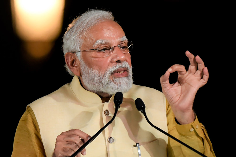 প্রধানমন্ত্রীর কনভয়ে থাকে জ্যামার লাগানো বিশেষ গাড়ি। যার  মধ্যে দু’টি অ্যান্টেনা থাকে। রাস্তার ১০০ মিটারের মধ্যে বিস্ফোরক  নিষ্ক্রিয় করতে পারে এই গাড়ি। 