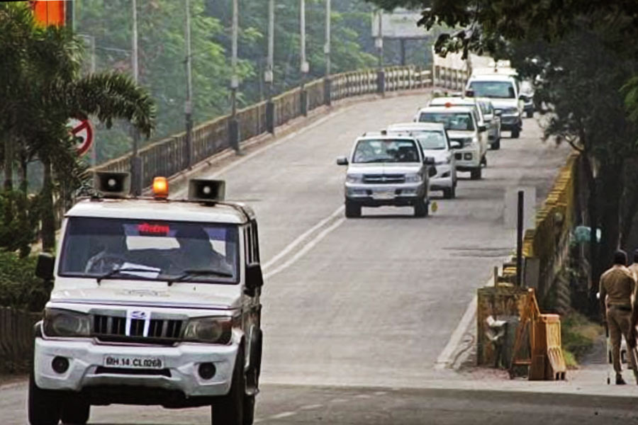 এ ছাড়াও রাখা হয় একটি অ্যাম্বুল্যান্স। আপৎকালীন পরিস্থিতি  মোকাবিলায় চিকিৎসার সুবিধার জন্যই অ্যাম্বুলেন্স রাখা হয়।  প্রধানমন্ত্রী যখন হাঁটেন জনসমক্ষে, তখন তাঁর পাশে থাকেন সাদা  পোশাকে পরিহিত এনএসজি কমান্ডোরা। 