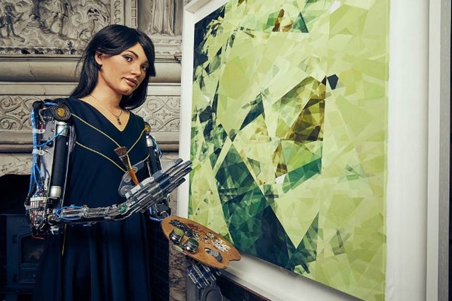 বিজ্ঞানীদের আশঙ্কা, কৃত্রিম বুদ্ধিমত্তার উপর মাত্রাতিরিক্ত নির্ভরতা কুশলী মানুষের কর্মক্ষমতা ধীরে ধীরে কমিয়ে দেবে। কাজকর্ম নিয়ে সমস্যা বাড়বে। বিশ্বের প্রথম ‘শিল্পী রোবটের’ নির্মাতা আদিয়ান মেলার সতর্ক করে বলেছেন, ‘‘রোবটই মানব সভ্যতার ধ্বংসের দিন ডেকে আনবে।’’ তাঁর তৈরি রোবটের নাম আইদা (এআই-ডিএ)।