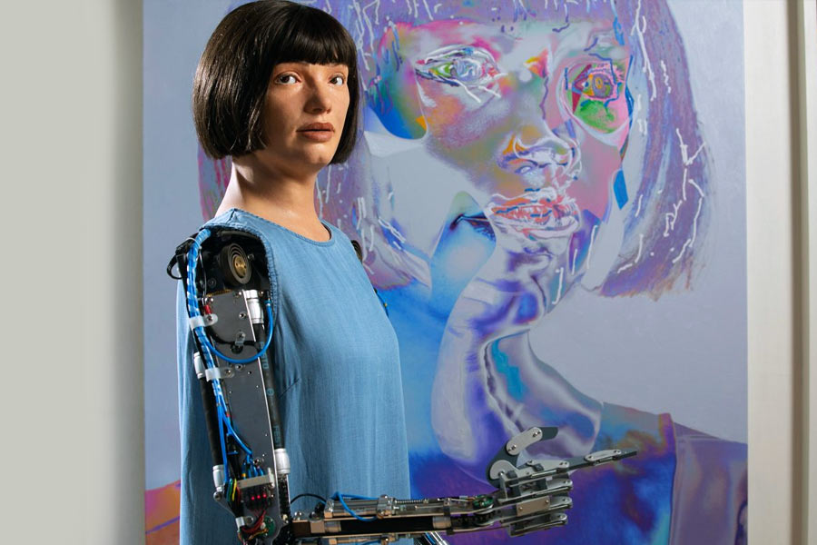 নারীর দেহাবয়বে তৈরি এই রোবট কৃত্রিম বুদ্ধিমত্তায় চমকে দেয় সকলকে। নিজের চোখের ক্যামেরা আর রোবটিক হাতের সাহায্যে আইদা ছবি আঁকে। তাতে রঙের আঁকিবুঁকিও কাটে। ২০১৯ সালে এই রোবটের নির্মাণকাজ শেষ হয়েছে।